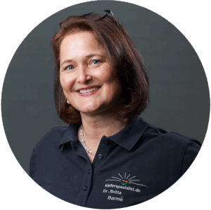 Porträt von Fachzahnärztin für Kieferorthopädie Dr. Britta Barme.