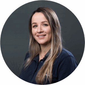 Zahnmedizinische Fachangestellte lächelt in die Kamera.