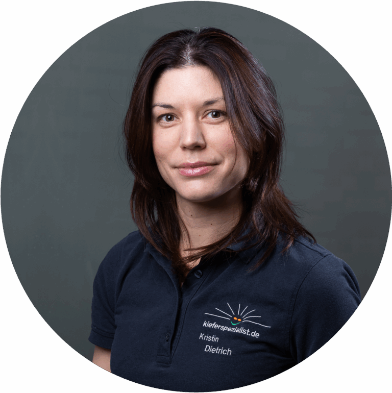 Zahnmedizinische Fachangestellte lächelt in die Kamera.