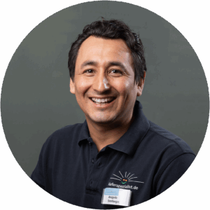 Zahntechniker (Angulo Santiago) lächelt in die Kamera.