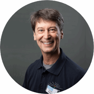 Zahntechniker (Thomas Elßäser) lächelt in die Kamera.