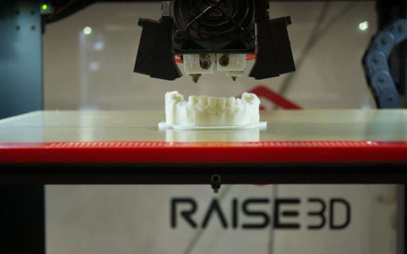 Hochmoderner 3D-Drucker fertigt präzises Kiefermodell eines Patienten im Dentallabor.
