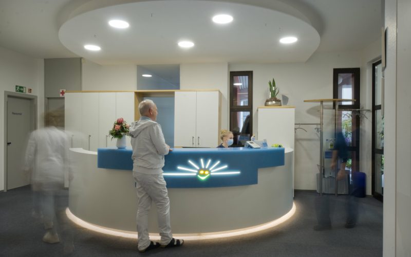 Rezeption und Eingangsbereich der Praxis, freundlich gestaltet und lichtdurchflutet.