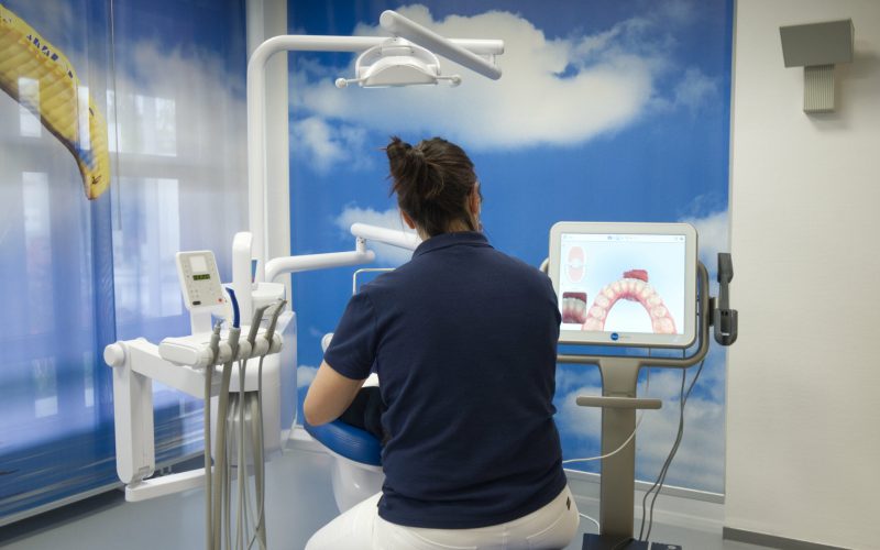 Zahnmedizinische Fachangestellte erstellt mit Intraoralscanner ein digitales Kiefermodell.