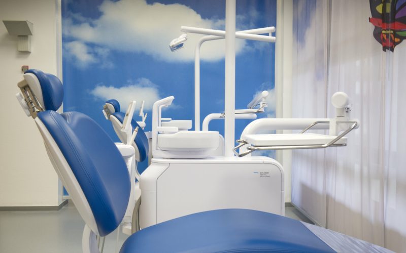 Zwei neue, ergonomische Behandlungsstühle nebeneinander in der Praxis.