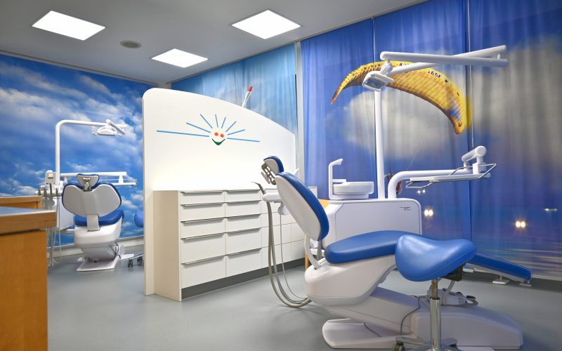 Helles, modernisiertes Behandlungszimmer; neue Stühle, freundlich gestaltete Wände und Licht.